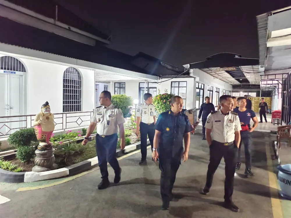 Optimalkan Pengamanan, Lapas Kelas I Madiun Tingkatkan Keamanan Melalui Patroli Malam di Area Brandgang