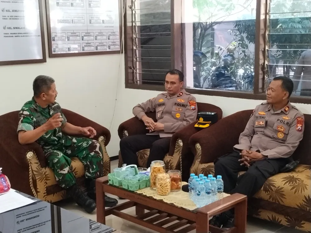 Kapolsek Wonocolo Silaturahmi ke Danramil, Perkuat Sinergi TNI-Polri Jaga Kondusivitas Surabaya