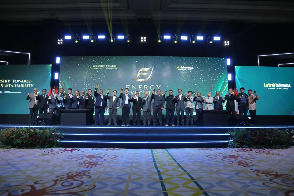 HUT Ke-81 RI, GM PLN UIP JBTB Hendro Prasetyawan Raih Penghargaan Kepemimpinan Visioner Energi Regional