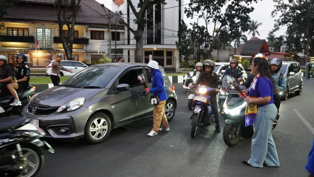 Polresta Malang Kota dan Aremania Bagikan 39 Mawar, Tebar Pesan Damai Jelang HUT Arema FC