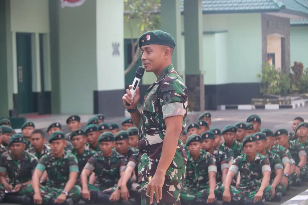 Komandan Yonif 500/Sikatan Berikan Jam Komandan, Tekankan Disiplin dan Soliditas Prajurit