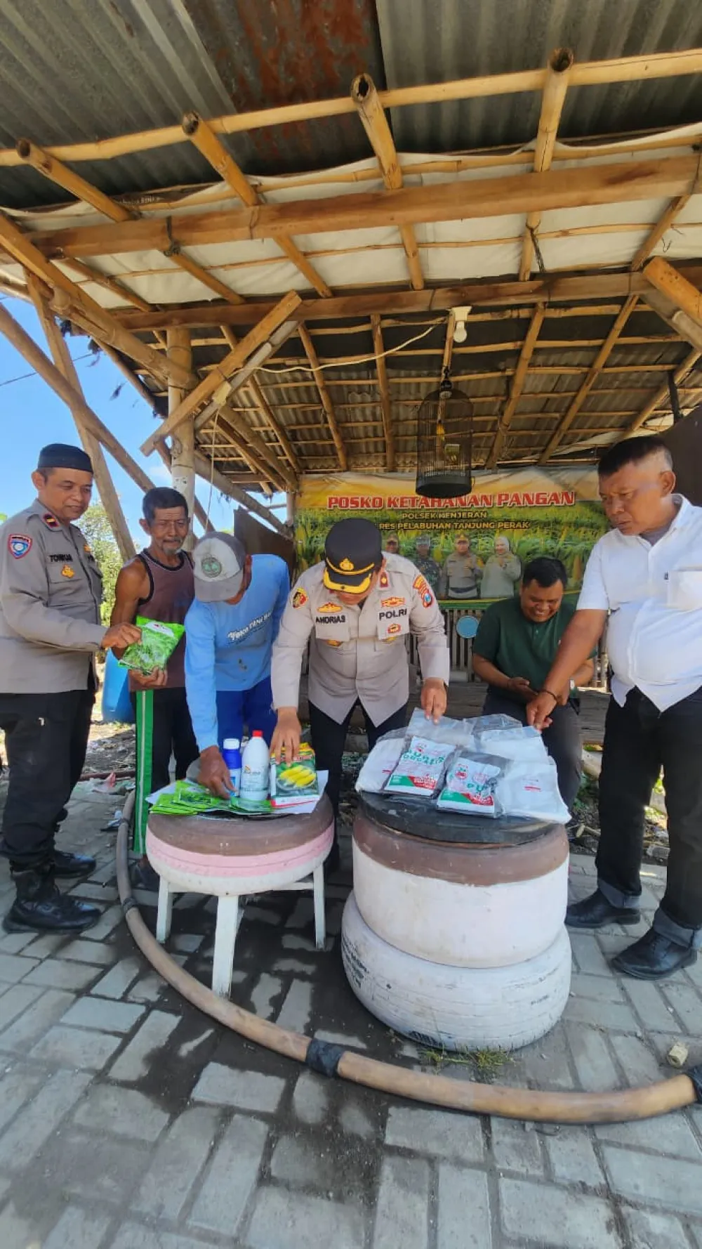 Polres Tanjung Perak Salurkan Bantuan Obat, Bibit dan Pupuk untuk Perkuat Ketahanan Pangan di Kenjeran