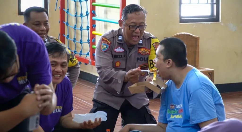 Jupe Polsek Gubeng Berbagi Senyum dan Kebahagiaan Bersama Siswa SLB Bhakti Wiyata Surabaya