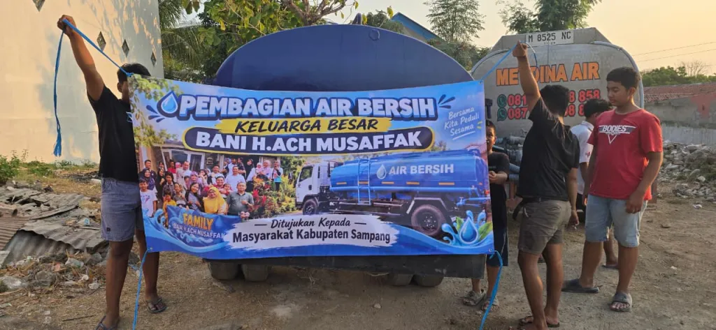 Atasi Krisis Air Bersih, Keluarga Besar Bani H. Ach Musaffak Salurkan Bantuan untuk Warga Kampung Merapi Sampang