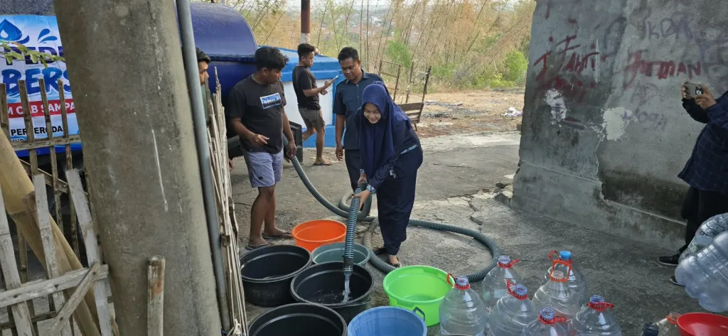 Bank UMKM BPR Jatim Cabang Sampang Grojok Air Bersih ke Kampung Merapi
