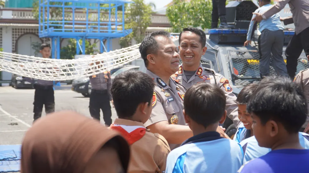 Polrestabes Surabaya Gelar Syukuran HUT Presiden Prabowo Subianto, Ratusan Siswa SD Ikuti Wisata Edukasi