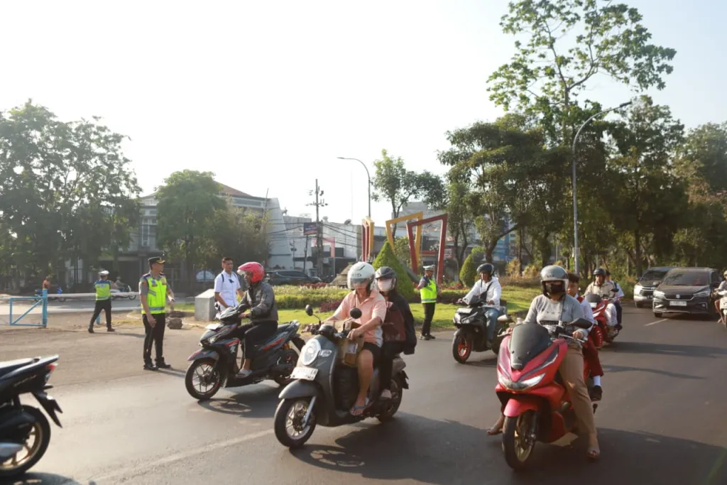 Berikan Rasa Aman, Kapolres Pelabuhan Tanjung Perak Turun Langsung Pengaturan Lalu Lintas Pagi