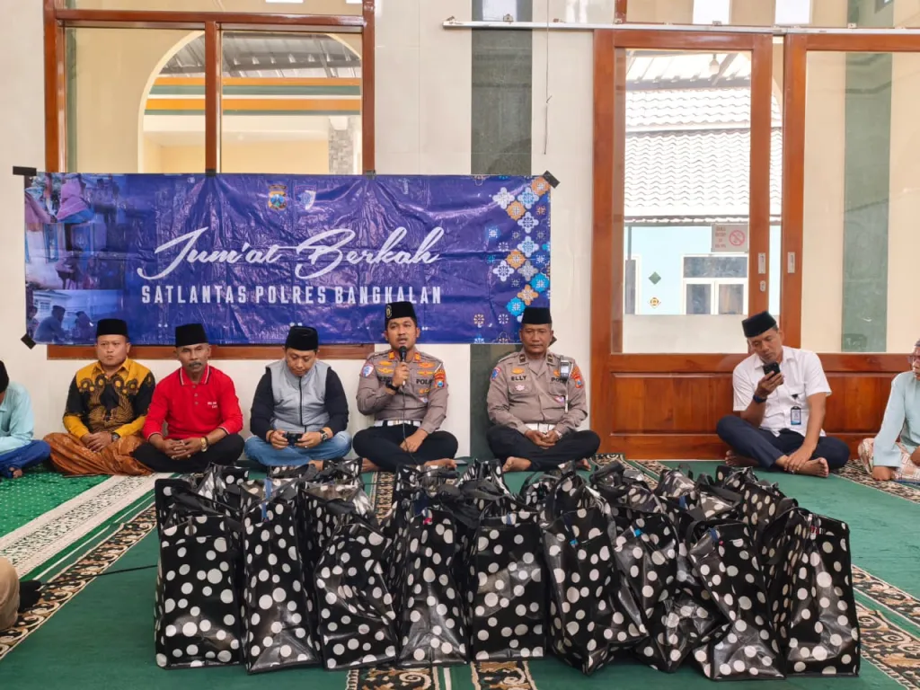 Jumat Berkah di Masjid Baitur Rohim, Kasat Lantas Polres Bangkalan Pererat Kedekatan dengan Masyarakat