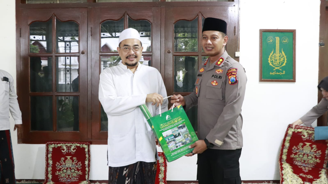 KH. Dr. Ahmad Fauzi Tidjani, M.A., Ph.D. bersama Kapolres Sumenep AKBP Anang Hardiyanto, S.I.K.,
