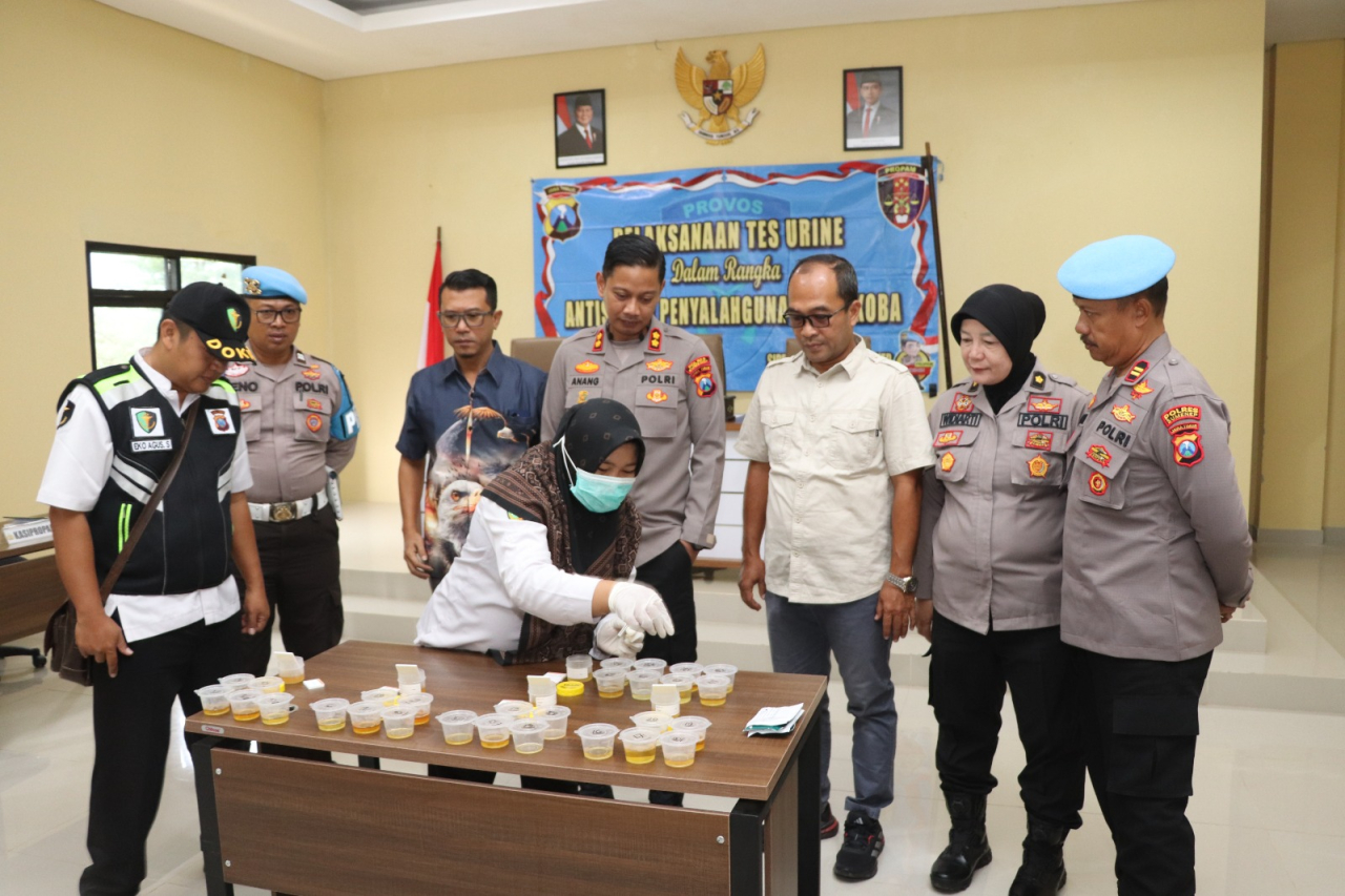 Pelaksanaan tes urine dilakukan oleh tim Seksi Kedokteran dan Kesehatan (Sie Dokkes) Polres Sumenep