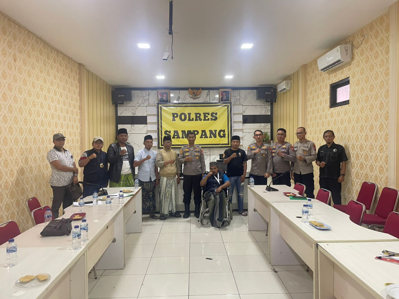 Wartawan audiensi ke Polres Sampang mendesak Kapolres mempertahankan IPTU Sugiyono jelang pesta demokrasi demi kondusivitas/Bn.