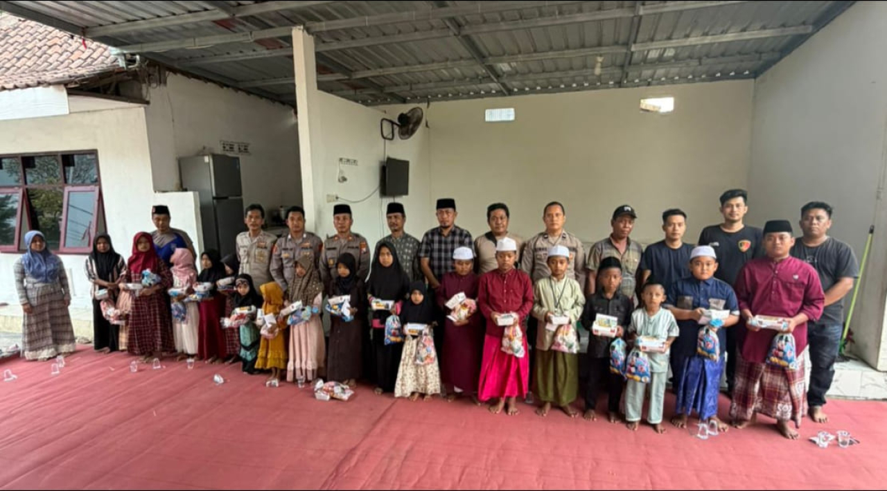Foto bersama : Kapolsek Jrengik AKP., Sunarno., SH., beserta jajarannya dan puluhan anak yatim di Mapolsek Jrengik/Bn.