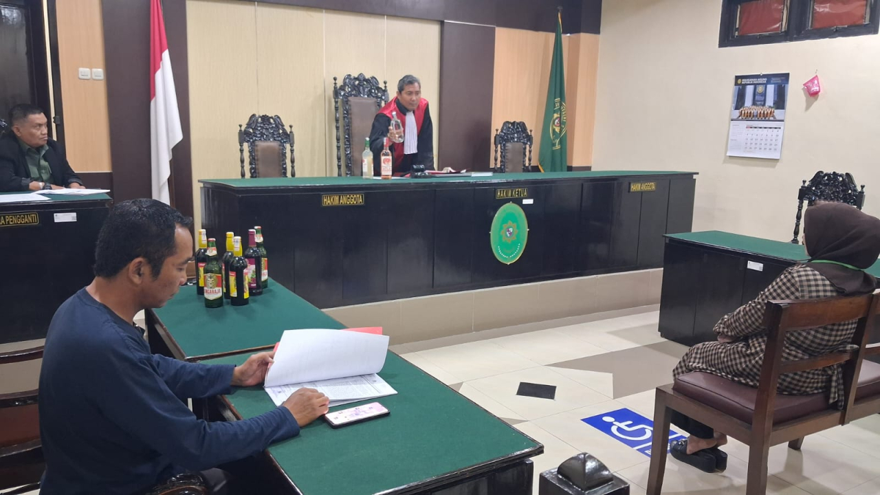 Terdakwa Hosniyeh menjalani sidang putusan kasus miras Terminal Trunojoyo dengan sanksi pengawasan satu tahun/Bn.