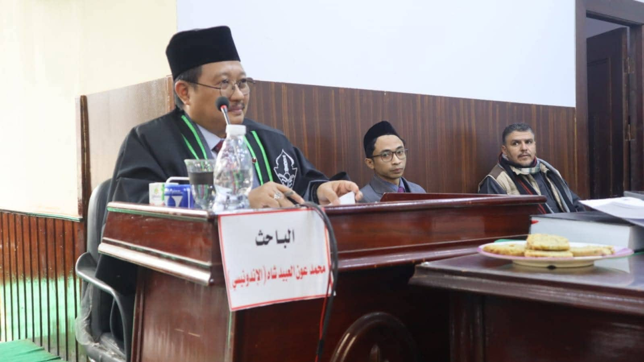 Syaikh Kyai Haji Muhammad Aunul Abied Shah, Pengasuh Ponpes Darussalam, Torjun, saat sidang desertasi di Universitas Al-Azhar, Kairo, Mesir /Bn.