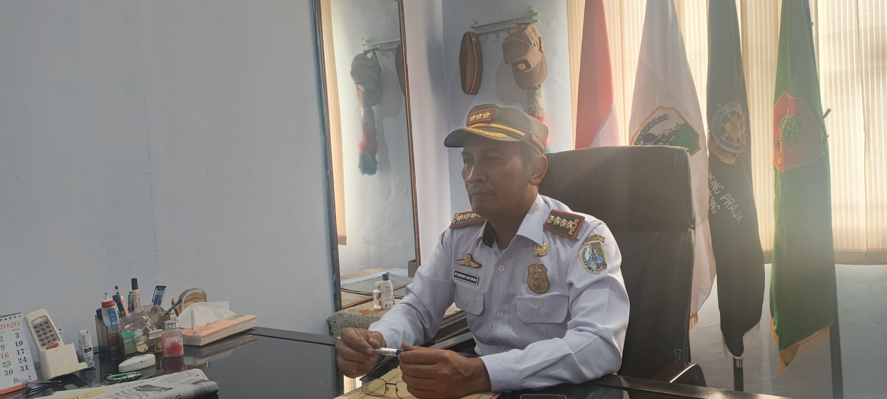 Kepala Satuan Polisi Pamong Peraja (Satpol PP), Suaidi Asyikin, saat menemui wartawan di kantornya, di Jalan Trunojoyo, nomor 95 Kelurahan Gunung Sekar, Kabupaten Sampang/Bn.