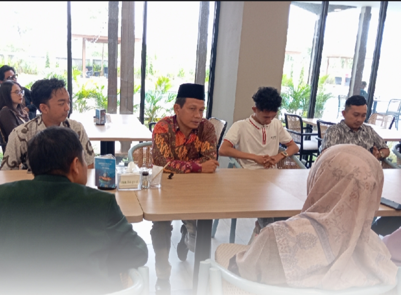 Pengelola sppg marengan H. Mustain (baju batik)
