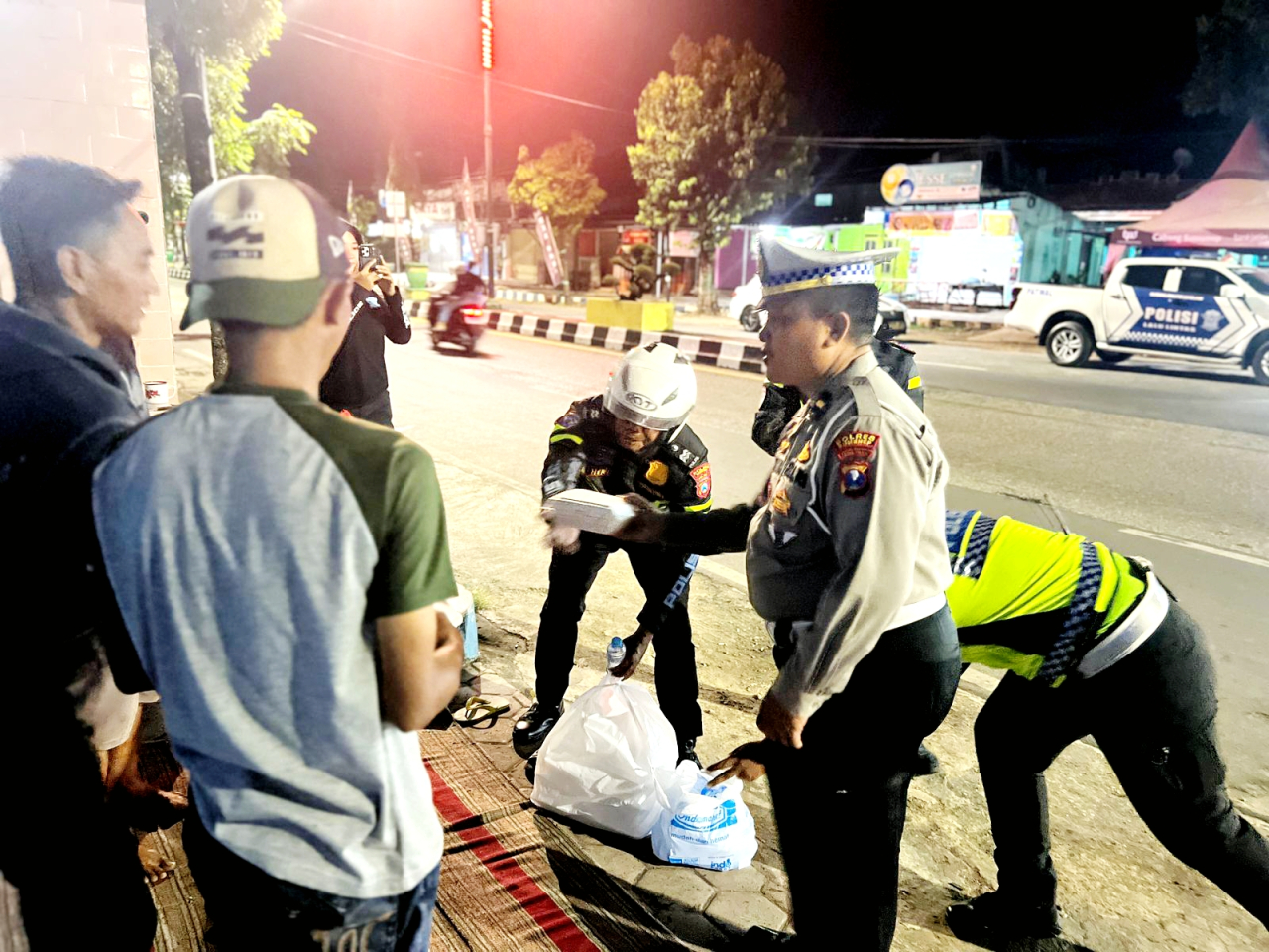 petugas membagikan santap sahur kepada masyarakat.