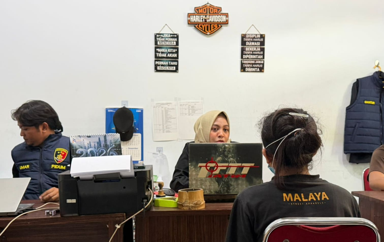 Petugas Polres Sampang memeriksa pasangan pelaku curanmor yang berhasil diamankan Tim Jatanras kurang dari 24 jam/Bn.