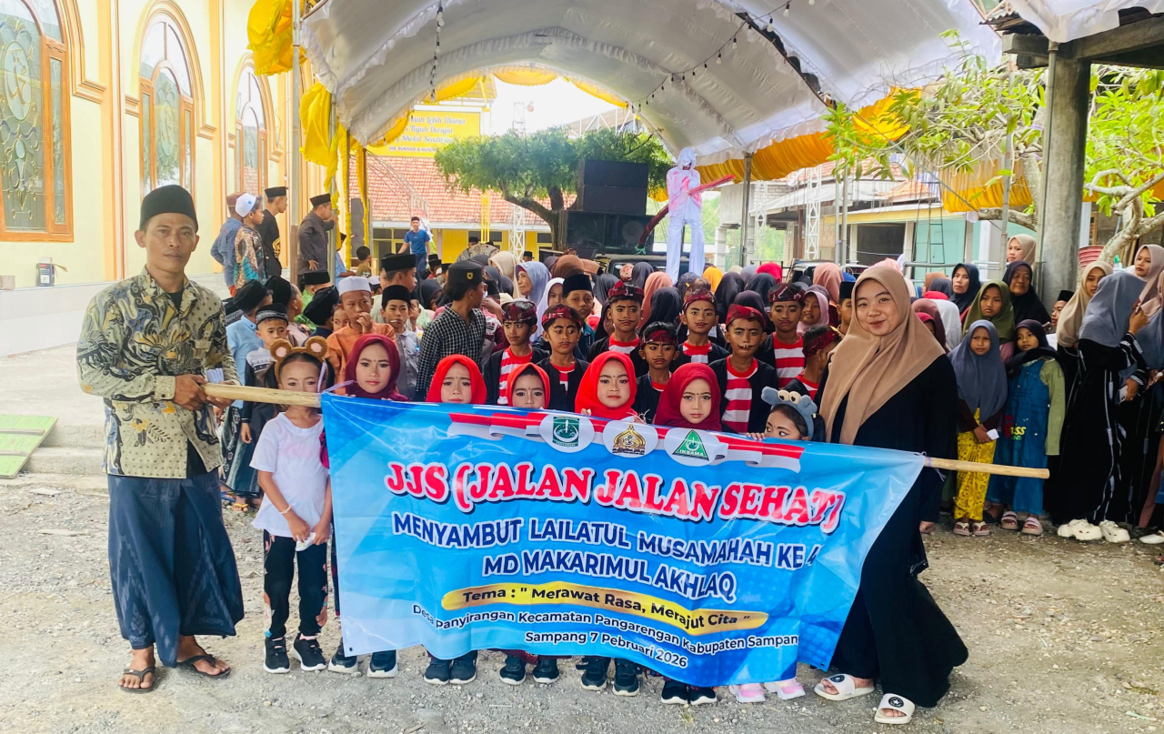 ‎Peserta JJS Jalan Jalan Sehat MD Makarimul Akhlaq Desa Panyirangan, Kecamatan Pangarengan, Kabupaten Sampang, berfoto bersama sebelum start kegiatan dalam rangka menyambut Lailatul Musamahah ke-42/Bn