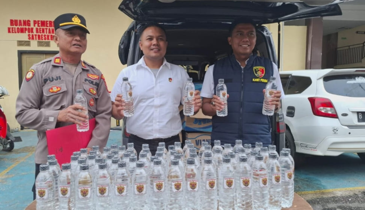Kasatreskrim Polres Sampang, Iptu Nur Fahri Alim, saat menunjukkan barang bukti miras ilegal yang didapati dari mobil trevel bali di terminal Trunojoyo Sampang, Sabtu 7 Februari 2026/Bn.