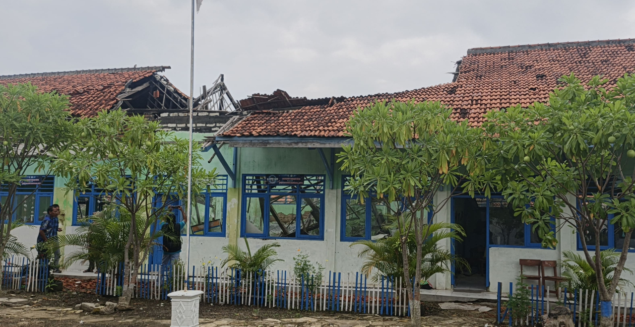 Kondisi atap ruang kelas SDN Margantoko 1, Dusun Gendih, Desa Margantoko, Kecamatan Jrengik, terlihat ambruk dan mengalami kerusakan parah, Rabu,11/2/2026./Bn.