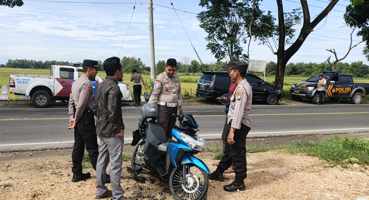 Petugas Unit Gakkum dan Samapta Polres Sampang bersama anggota Polsek Jrengik melakukan olah TKP usai kecelakaan di Jalan Plakaran, Jrengik/Bn.