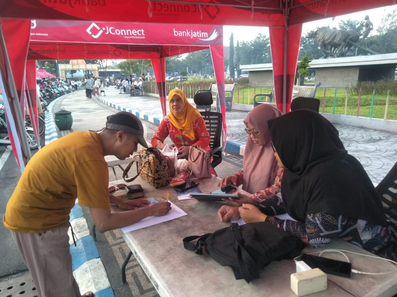Pelaku UMKM tengah mengisi formulir pendaftaran sertifikasi halal di Posko Pelayanan Diskopindag Kabupaten Sampang yang dibuka di Alun-alun Trunojoyo, bersamaan dengan Bazar Takjil Ramadan 2026/Bn.