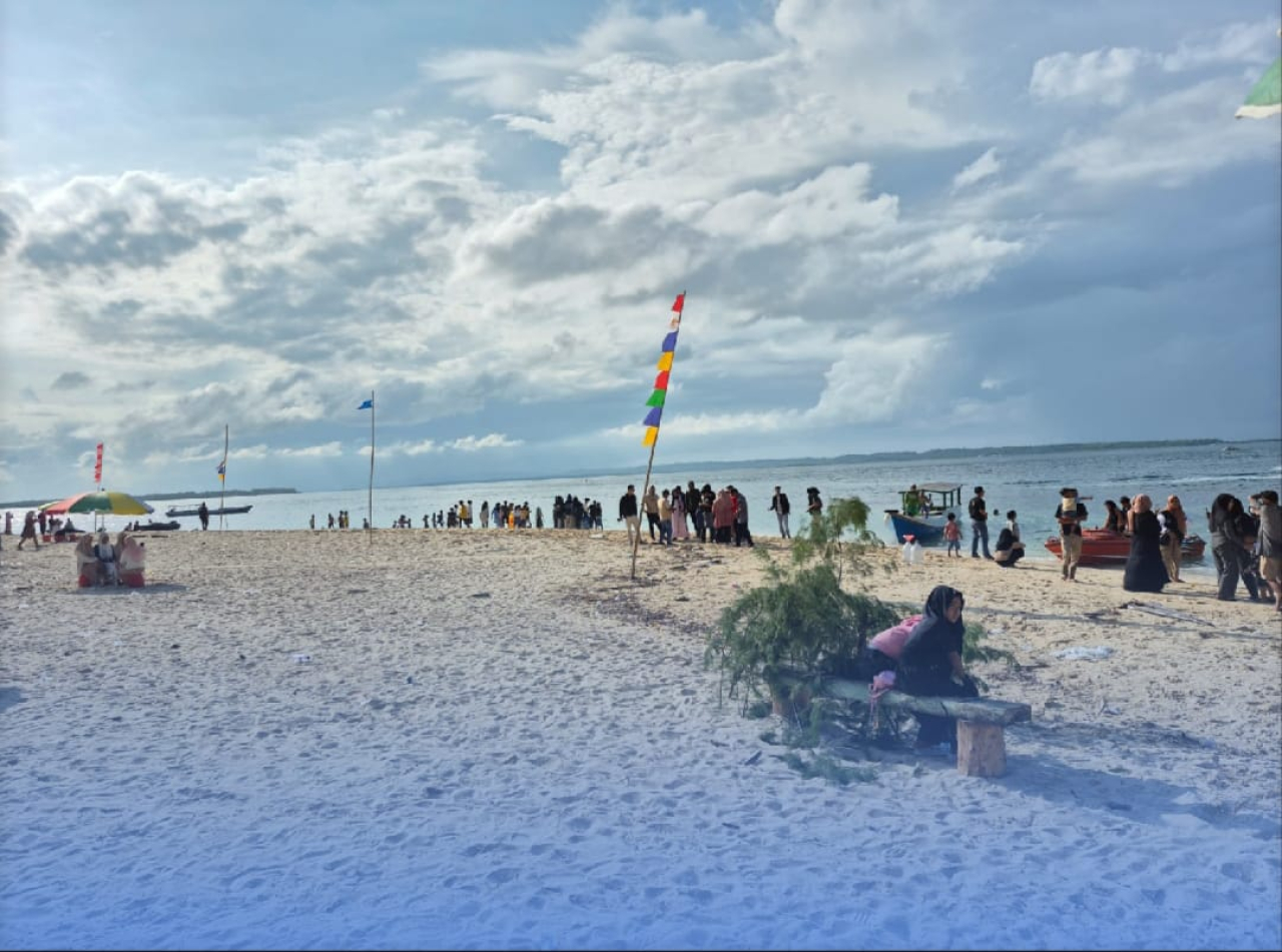 Pantai Salam di pulau saebus