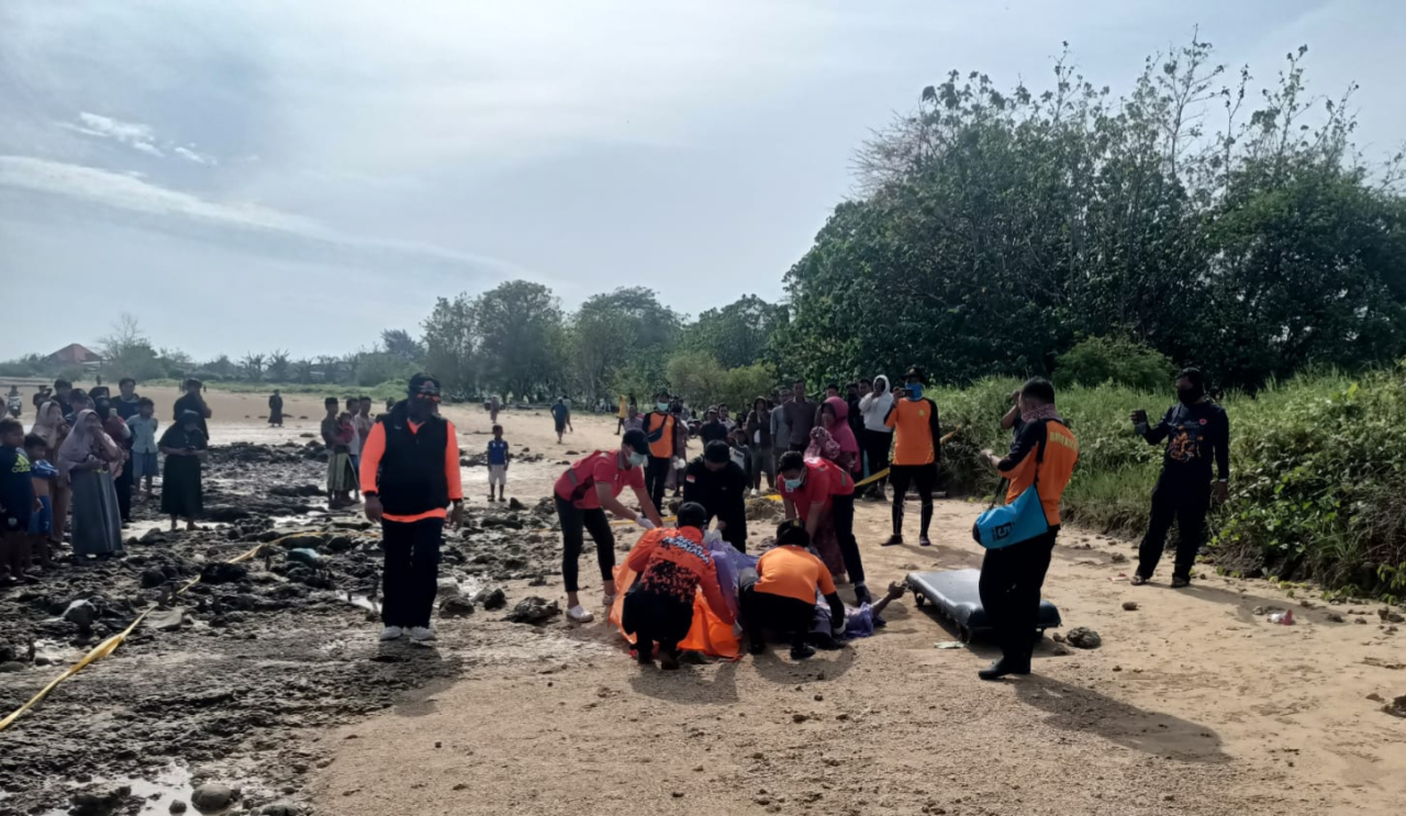 Petugas gabungan mengevakuasi jenazah nelayan yang ditemukan di pesisir Pantai Dung Gadung, Banyuates, Sampang/Bn.