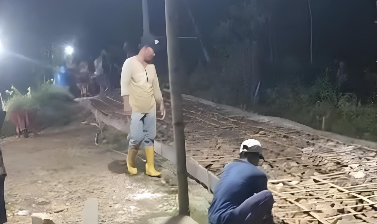 Warga Dusun Tangkat, Desa Pajeruan, swadaya bangun jalan poros tembus Bringkoning, Batoporo dan Ombul/Bn.