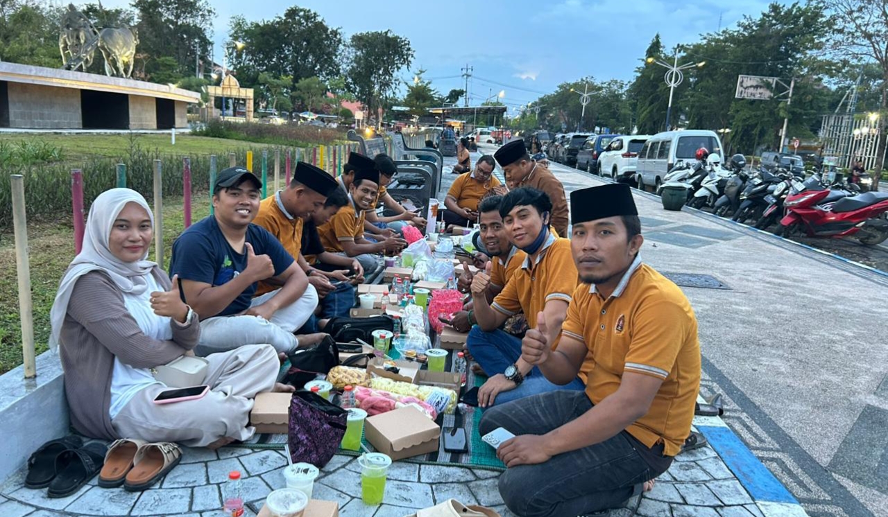 Sejumlah wartawan Sampang buka puasa bersama di Alun Alun Trunojoyo usai berbagi takjil dalam rangka Hari Pers Nasional ke 80/Bn.