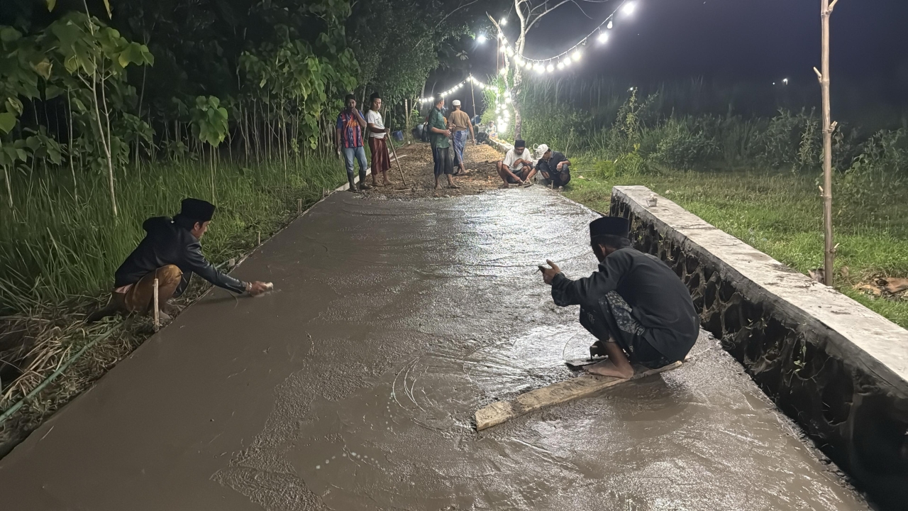 Warga Dusun Kapasan, Desa Buker, Kecamatan Jrengik, melanjutkan pembangunan jalan poros secara swadaya, Jumat, 6 Maret 2026/Bn.