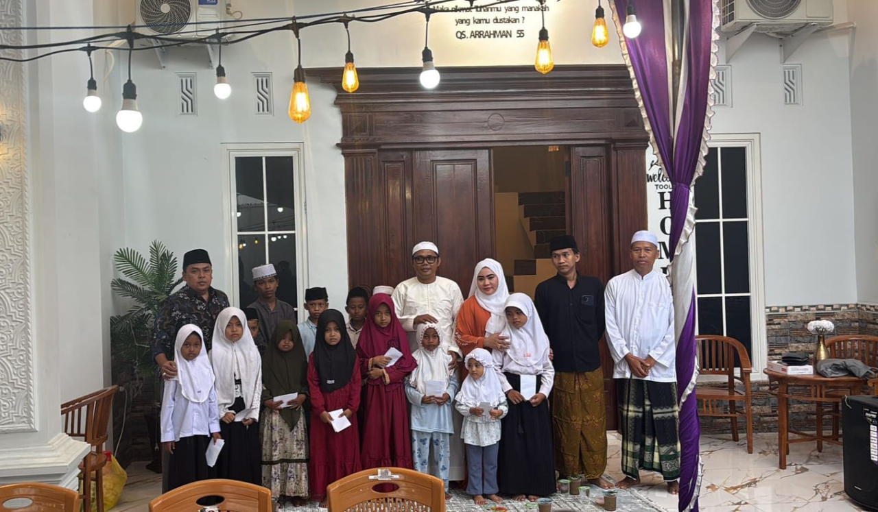 ‎Ketua Yayasan Darunnajah H. Dhofi dan Kepala SPPG Rahmat Ainul Faqih berfoto bersama anak-anak yatim usai santunan dan buka bersama di Yayasan Darunnajah Jungkarang, Sampang, Jum'at 6 Maret 2026/Bn.