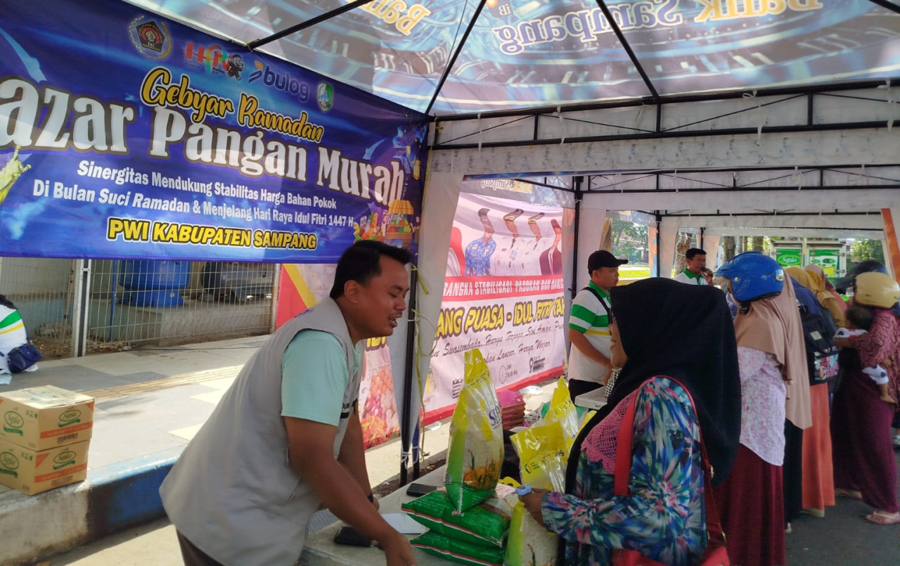Warga membeli sembako pada Gebyar Ramadan Bazar Pangan Murah yang digelar Persatuan Wartawan Indonesia Kabupaten Sampang bersama Disperta KP di depan  Pendopo, Senin 9 Maret 2026/Bn.