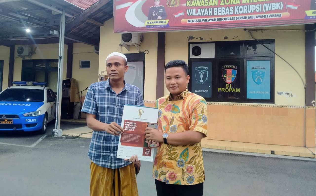 ‎H. Bahrul Ulum bersama kuasa hukumnya Moch. Taufik menunjukkan berkas laporan dugaan penipuan terkait dapur program MBG di Polres Sampang, Senin (9/3/2026).