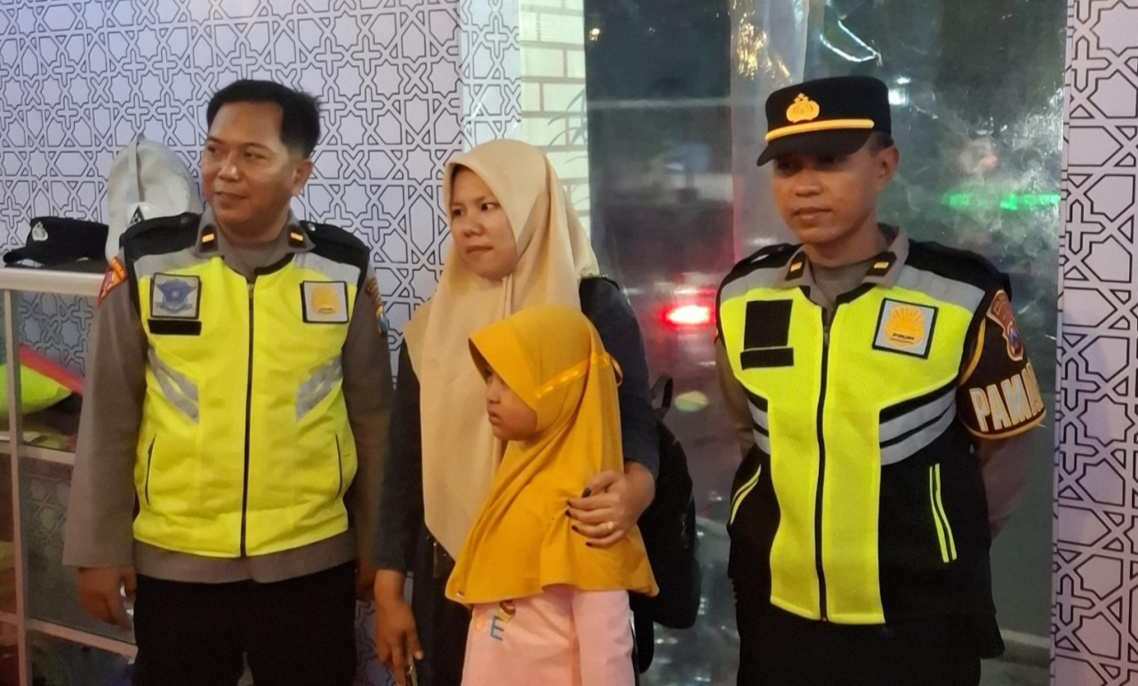 Petugas Pos Pam mempertemukan kembali ibu dan anak yang sempat terpisah/Bn.