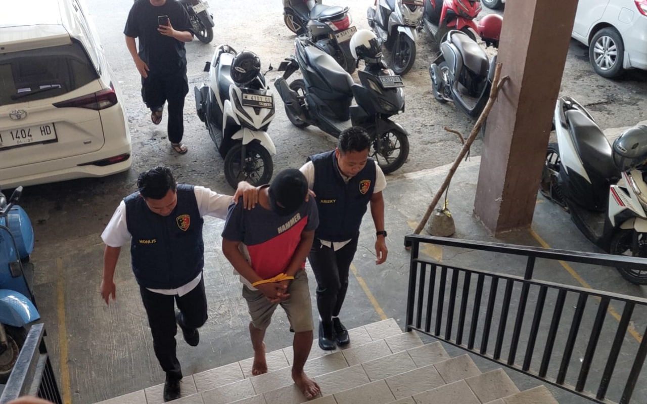Terduga pelaku pencurian sepeda motor digiring petugas kepolisian saat tiba untuk menjalani pemeriksaan, terkait kasus curanmor di wilayah Jrengik, Sampang/Bn.