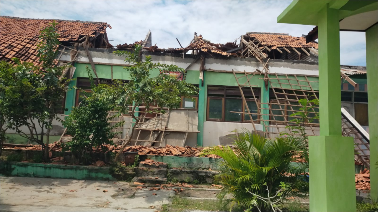 Bangunan SD Rongtengah 5 ambruk dengan atap runtuh dan puing berserakan, kondisi ini dinilai membahayakan keselamatan siswa dan mencerminkan buruknya infrastruktur pendidikan/Bn.