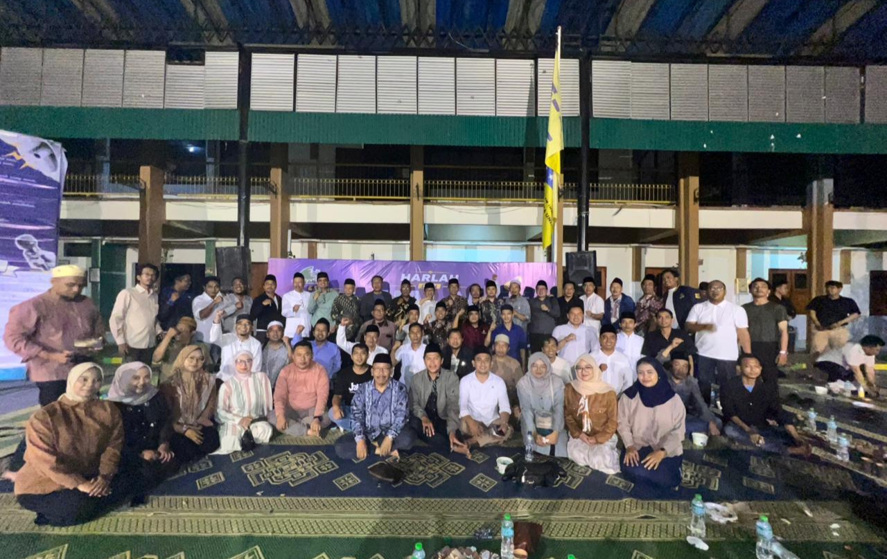 Kebersamaan alumni PMII lintas generasi saat halal bihalal 'Sambung Roso, Sambung Doa, Kembali ke Akar Menguatkan Langkah Pergerakan' yang digelar di Aula Yayasan Khadijah Surabaya/Istimewa/Bn.
