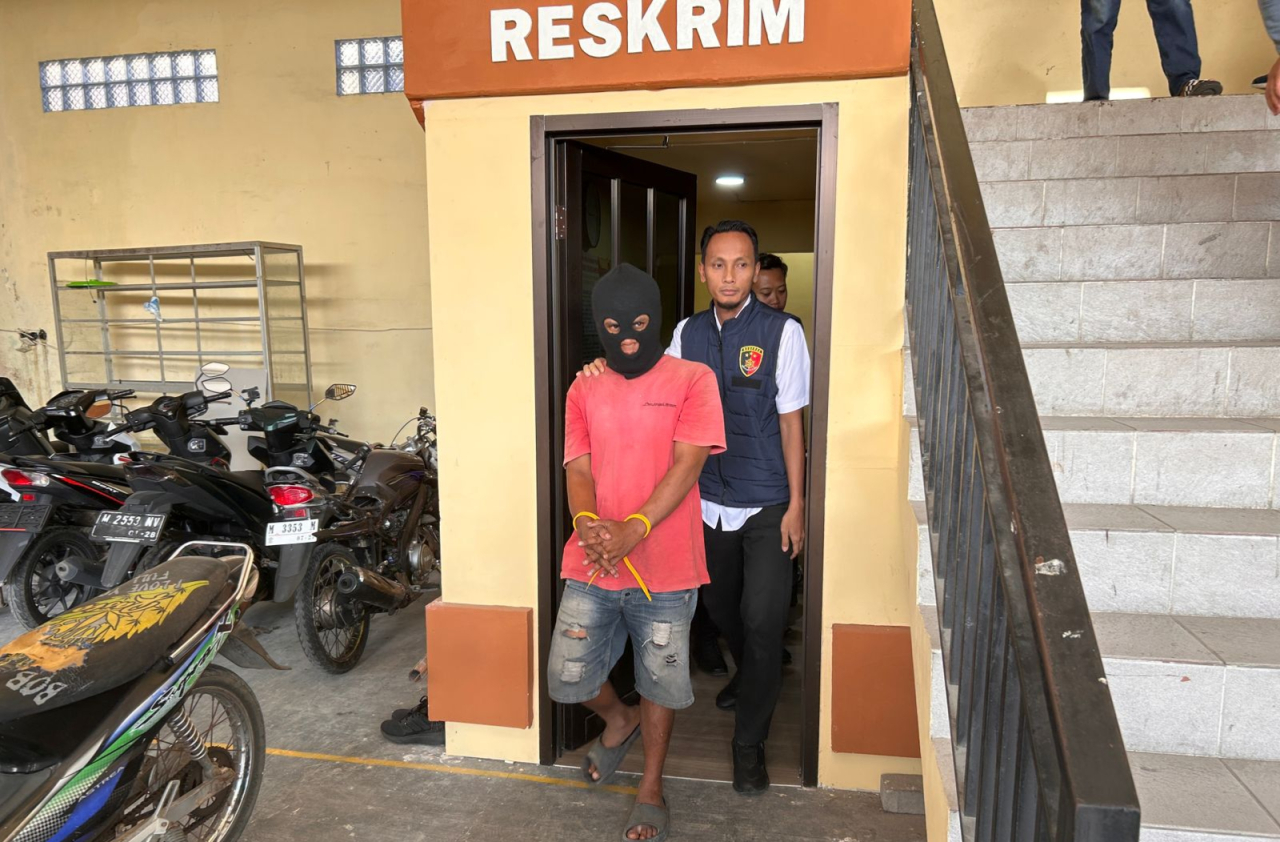 Petugas Satreskrim Polres Sampang menggiring tersangka curanmor keluar ruang Reskrim untuk menjalani pemeriksaan dan proses hukum lebih lanjut/Istimewa/Bn.