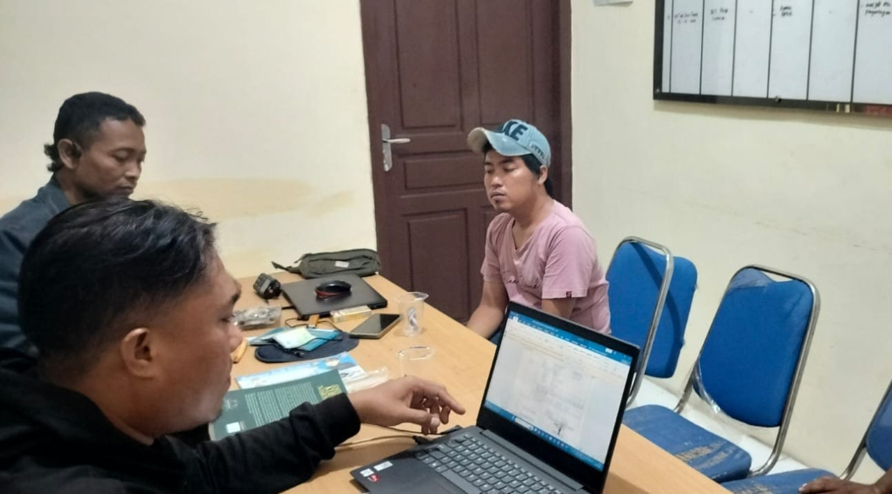 Samsul Arifin, warga Desa Ragung, Kecamatan Pangarengan, saat berada di kantor polisi untuk melaporkan kasus kehilangan sepeda motor miliknya yang dibawa kabur pelaku berkedok pembeli/Istimewa/Bn.