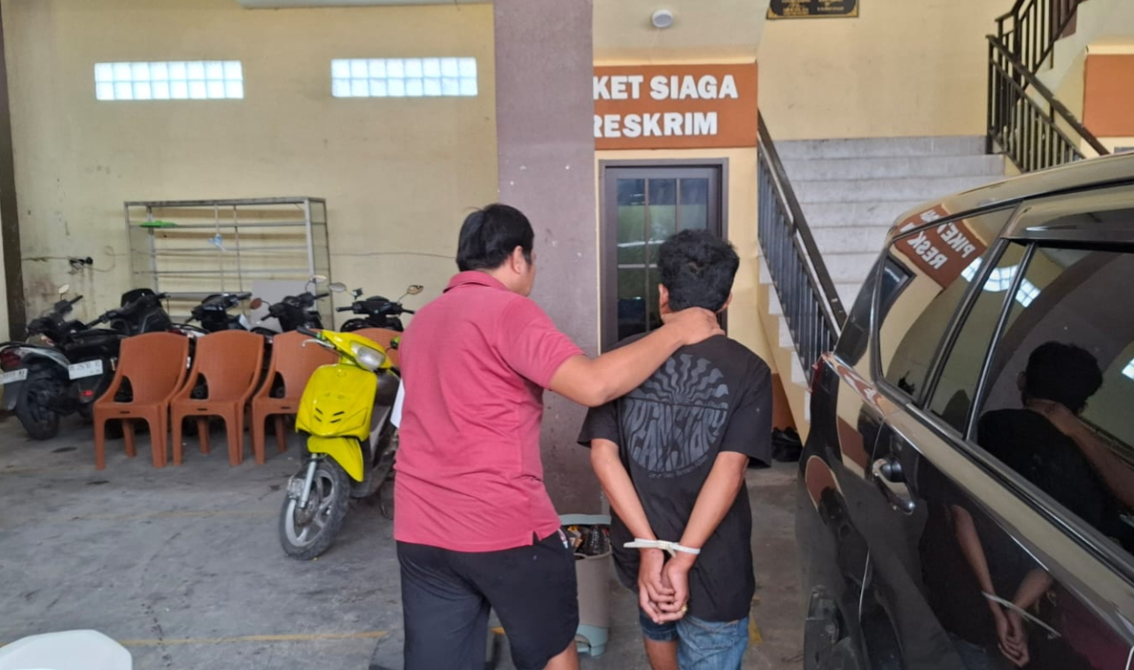Petugas Satreskrim Polres Sampang mengamankan terduga pelaku penipuan dan penggelapan motor Honda PCX beserta barang bukti untuk proses penyidikan/Istimewa/Bn.