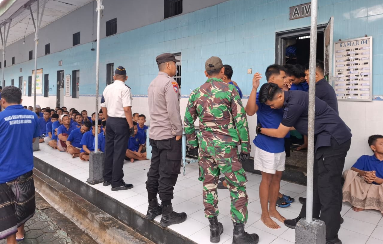 Petugas TNI dan Polri menggeledah warga binaan saat razia blok hunian di Rutan Kelas IIB Sampang/Istimewa/Bn.