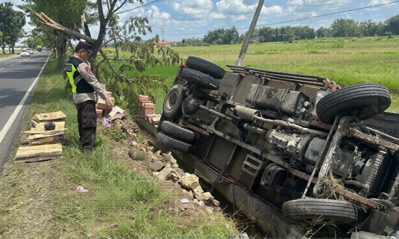 ‎ ‎Petugas kepolisian di lokasi truk yang masuk parit di Jalan Raya Jrengik, Sampang. Kecelakaan diduga akibat sopir mengantuk, tanpa korban jiwa/Istimewa/Bn.