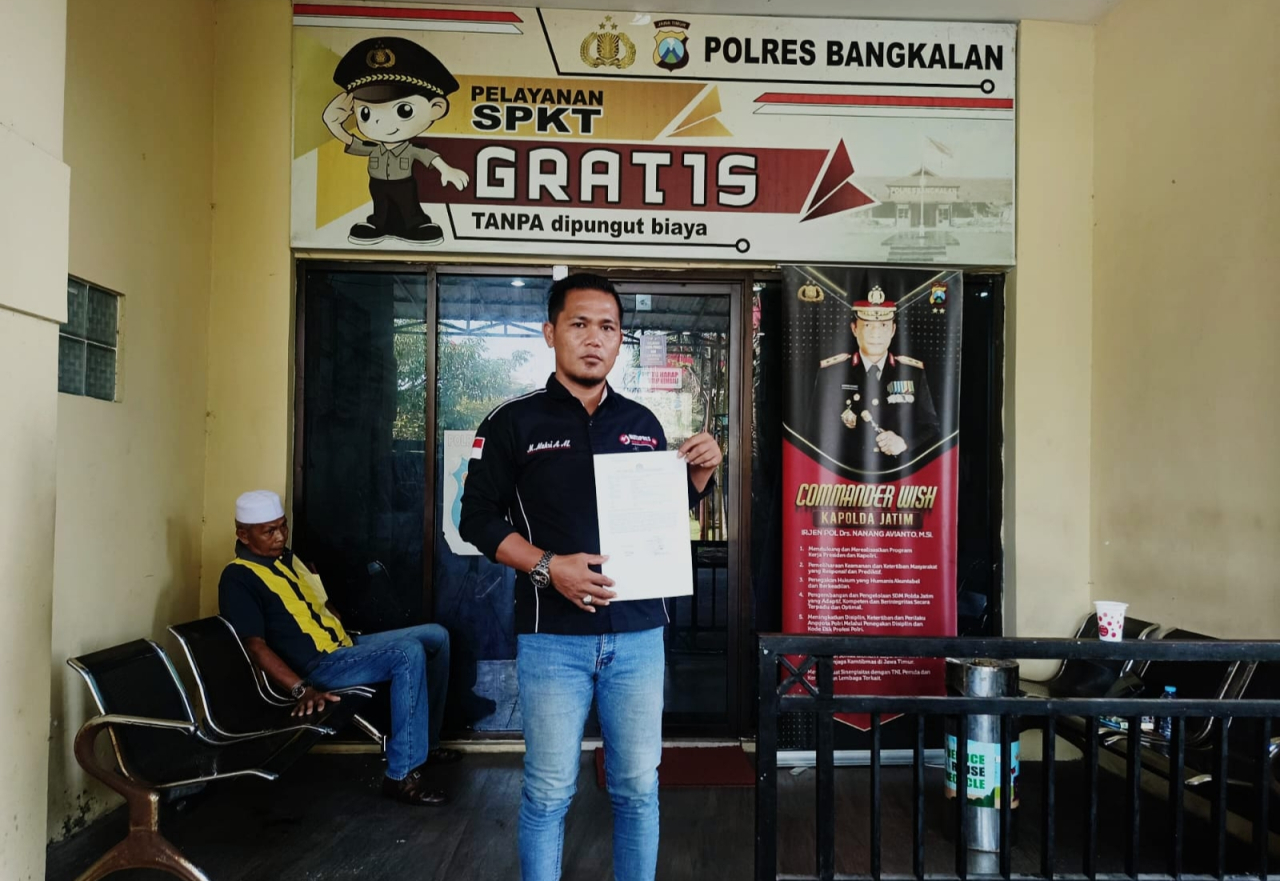 M. Mukri menunjukkan bukti laporan dugaan ancaman pembunuhan usai melaporkan kasus intimidasi terhadap jurnalis ke SPKT Polres Bangkalan/Istimewa/Bn.