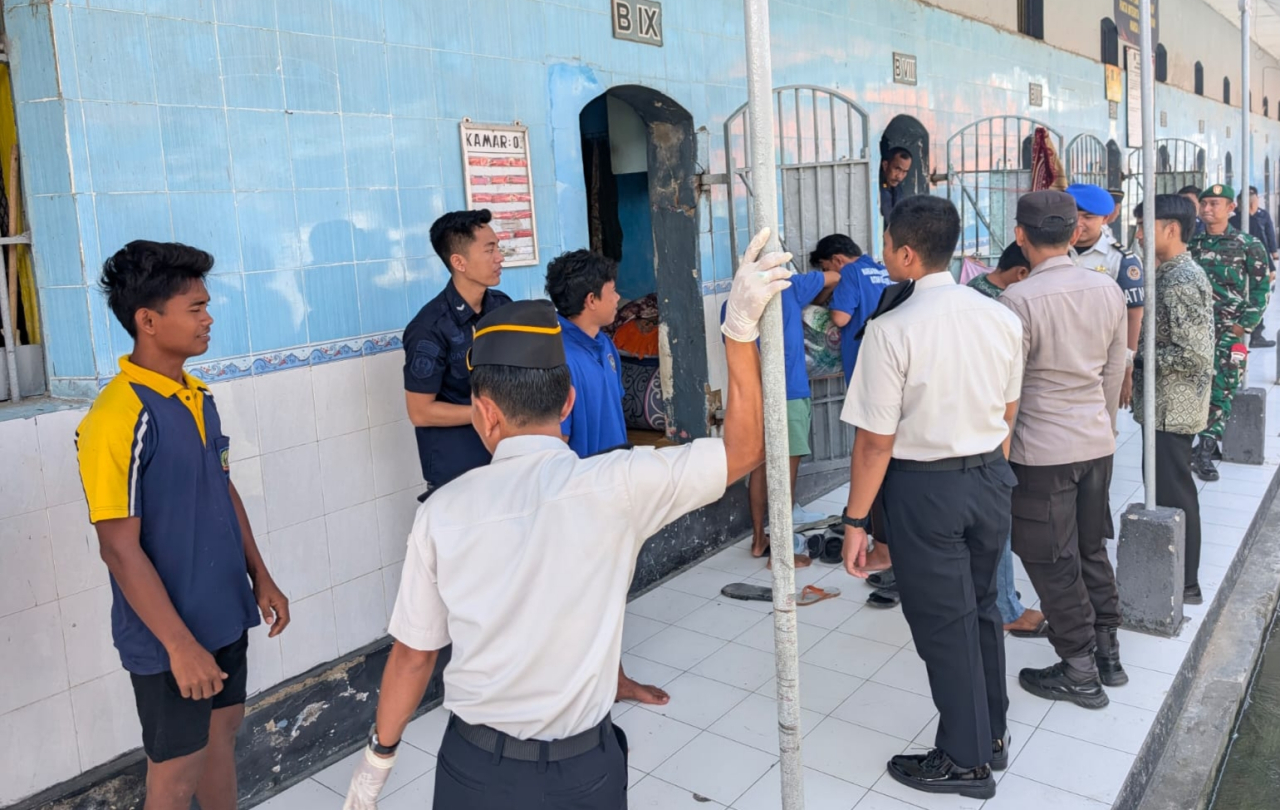 Petugas Lapas Kelas IIB Sampang bersama aparat TNI, Polri, dan Kejari saat melakukan razia gabungan di blok hunian warga binaan dalam upaya pencegahan Halinar/Istimewa/Bn.