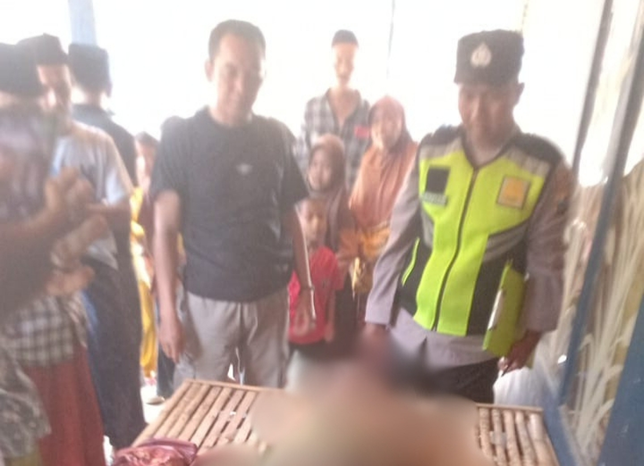 Petugas dan warga saat mengevakuasi korban di Dusun Malaka, Desa Komis, Kedungdung, Sampang/Istimewa/Bn.