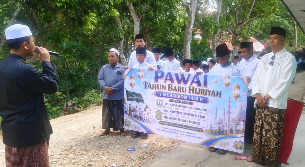 K. Abdurrahman Nafis Haurosi, saat melepas peserta Pawai Muharram 1448 Hijriah yang diikuti ratusan santri dari tiga Madrasah Diniyah di Kecamatan Jrengik/istimewa/Bn.