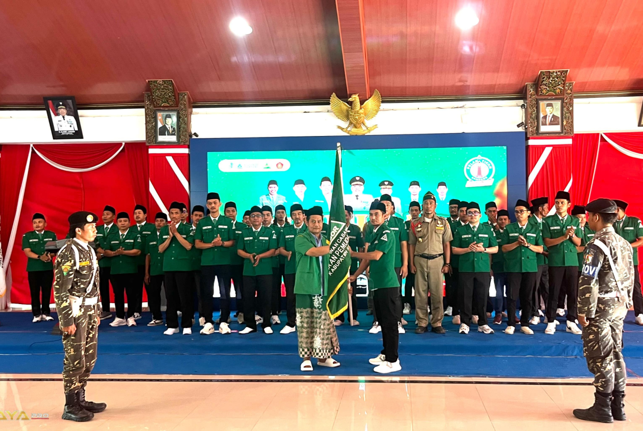 Prosesi serah terima Pataka GP Ansor pada pelantikan Pengurus Cabang GP Ansor Kabupaten Sampang periode 2026–2030 sebagai simbol estafet kepemimpinan organisasi/Bn.