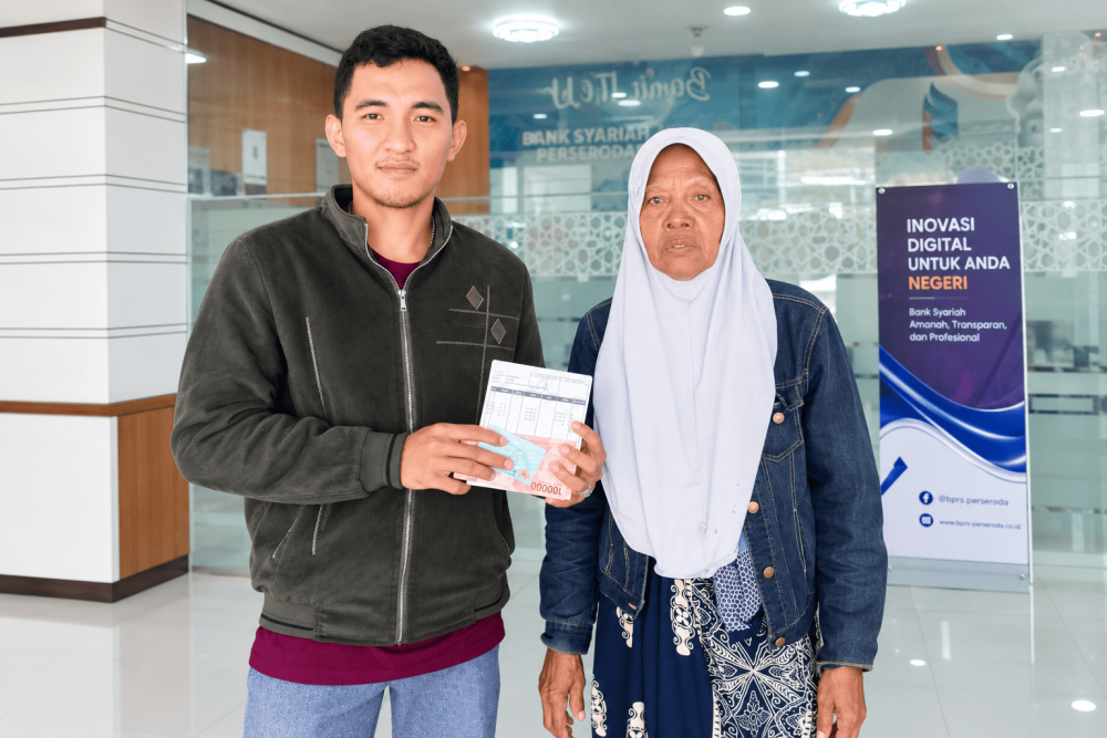 Perangkat Desa Kalangan Prao mendampingi salah satu Keluarga Penerima Manfaat (KPM) saat penyaluran BLT Dana Desa di PT BPRS/Istimewa/Bn.